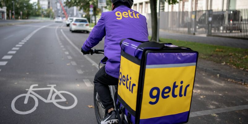 Der Lebensmittel-Lieferdienst Getir will sich von rund 2500 Mitarbeitern trennen. - Foto: Michael Kappeler/dpa