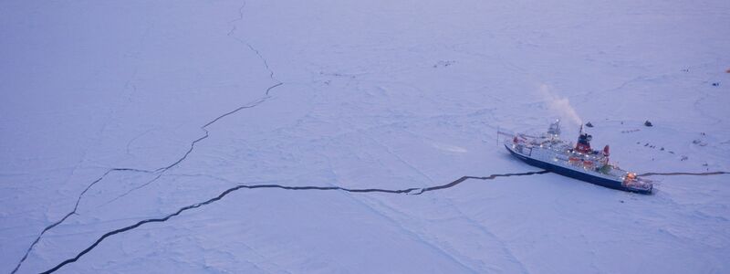 Das deutsche Forschungsschiff «Polarstern» liegt im Frühjahr 2020 während der einjährigen Mosaic-Expedition im Eis der Zentralarktis. - Foto: Manuel Ernst/Alfred-Wegener-Institut, Helmhol/dpa