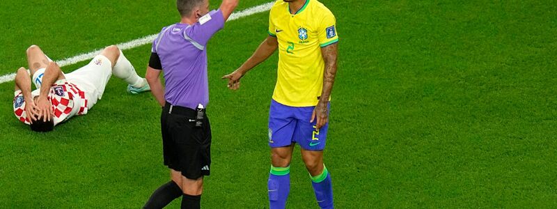 Schiedsrichter Michael Oliver zeigt dem Brasilianer Danilo die Gelbe Karte. - Foto: Pavel Golovkin/AP/dpa