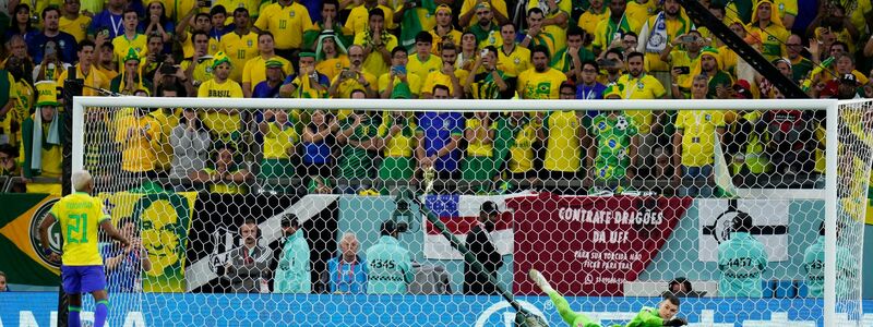 Dominik Livakovic pariert den Elfmeter von Brasiliens Rodrygo. - Foto: Manu Fernandez/AP/dpa