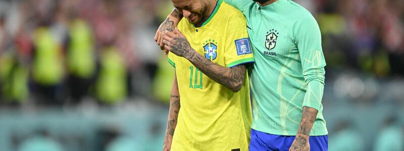 Dani Alves (r) tröstet Neymar. - Foto: Robert Michael/dpa