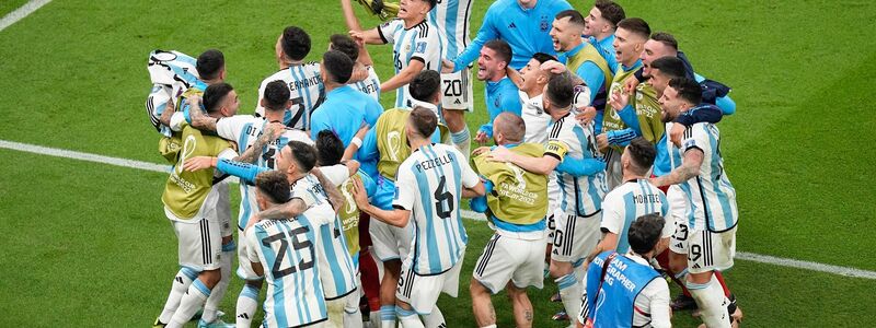 Argentinien bezwang die Niederlande im Elfmeterschießen und steht im Halbfinale. - Foto: Ariel Schalit/AP/dpa