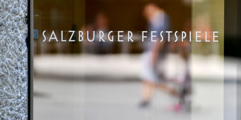 Das Schauspiel «Jedermann» mit Michael Maertens (l) und Valerie Pachner wird im Rahmen der Salzburger Festspiele gezeigt. - Foto: Barbara Gindl/apa/dpa