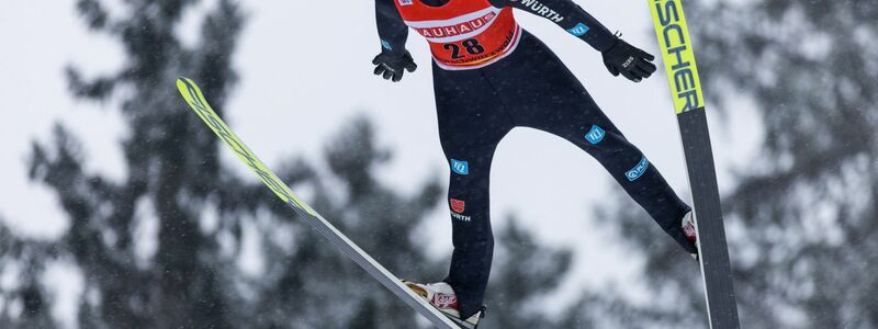 Skispringer Karl Geiger kam beim Weltcup in Titisee-Neustadt auf den fünften Rang. - Foto: Philipp von Ditfurth/dpa