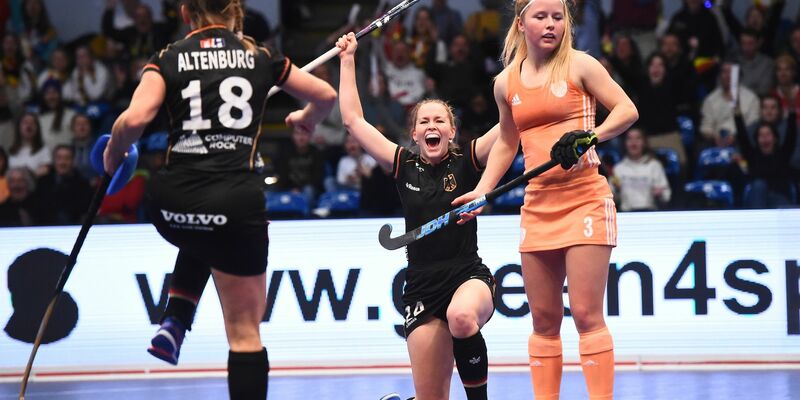 Kapitän der Weltmeister: Dennis Schröder beim Test in Hamburg. - Foto: Gregor Fischer/dpa