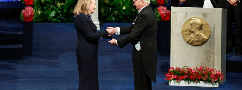 König Carl Gustaf von Schweden (r) übergibt Annie Ernaux den Literaturnobelpreis. - Foto: Christine Olsson/TT NEWS AGENCY/AP/dpa