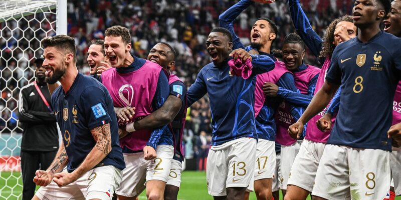 Frankreichs Spieler stehen vor dem Spiel gegen die Niederlande zusammen. Mit dem Toreschießen klappte es wieder nicht. - Foto: Robert Michael/dpa