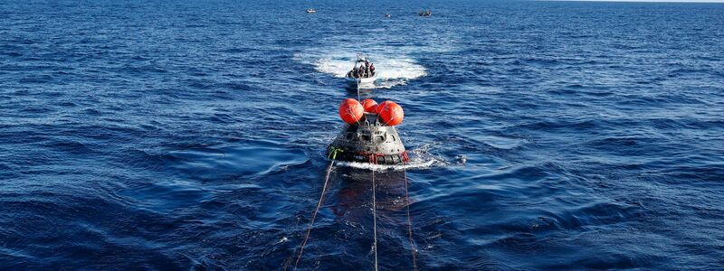Die «Orion»-Kapsel landet an Fallschirmen auf dem Pazifik. - Foto: Caroline Brehman/Pool EPA/AP/dpa