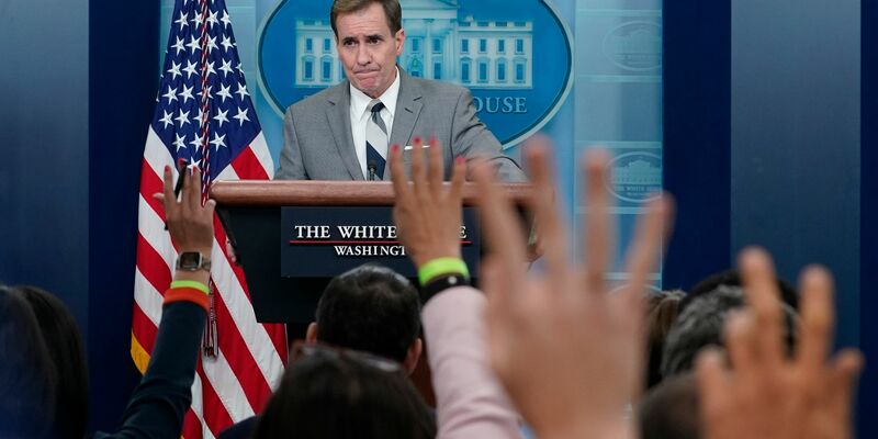 Der Sprecher des Nationalen Sicherheitsrates John Kirby hat sich zur Streumunition in der Ukraine geäußert. - Foto: Susan Walsh/AP/dpa