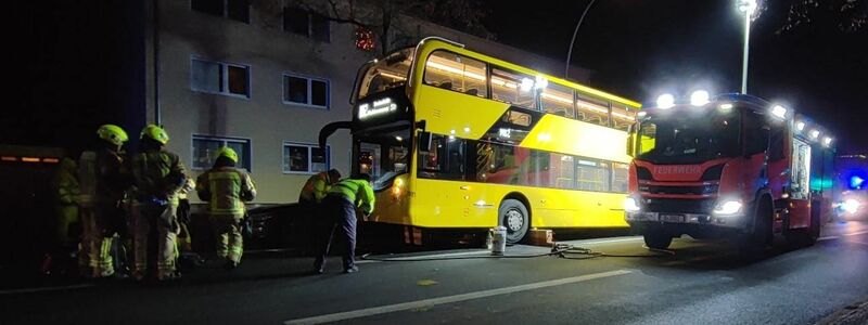 Bei einem schweren Verkehrsunfall mit einem Bus ist eine Jugendliche ums Leben gekommen. - Foto: Dominik Totaro/dpa