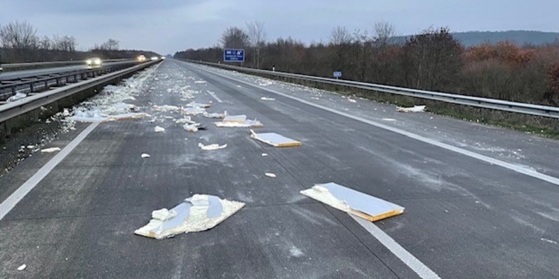 POL-PDNW: Haßloch - defekte Ladeklappe verursacht kurzeitige Verkehrsbehinderung - Foto: presseportal.de