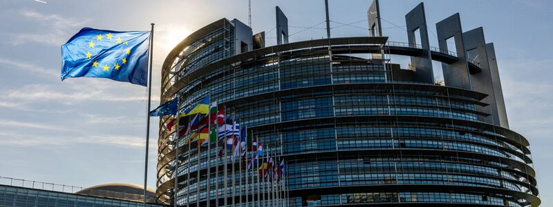 Die Flagge der Europäischen Union weht im Wind. - Foto: Philipp von Ditfurth/dpa