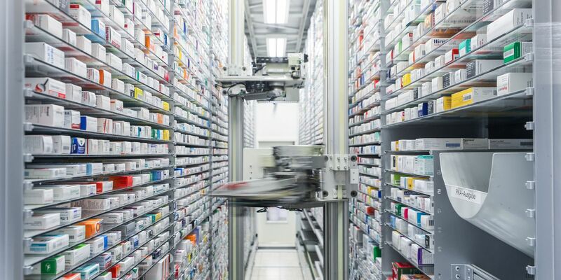 Blick in das automatisierte Medikamentenlager einer Apotheke. - Foto: Jan Woitas/dpa-Zentralbild/dpa
