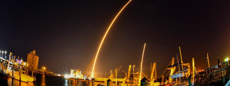 Mit einem Fischaugenobjektiv aufgenommene Langzeitbelichtung des Starts einer Falcon 9-Rakete des US-Raumfahrtunternehmens SpaceX vom Weltraumbahnhof Cape Canaveral. - Foto: Malcolm Denemark/Florida Today/AP/dpa
