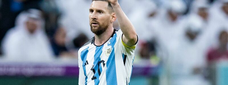 Argentiniens Lionel Messi lässt sich mit dem Weltmeisterpokal feiern. - Foto: Tom Weller/dpa