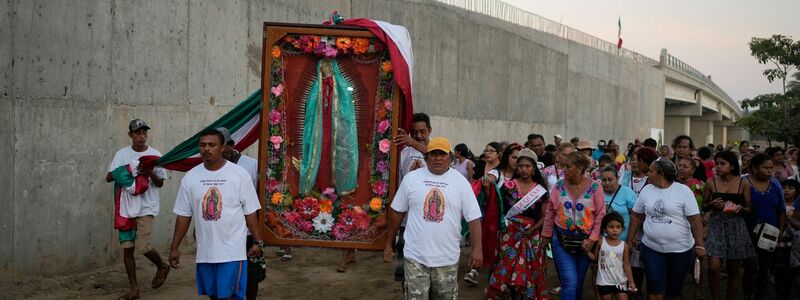 Barra Vieja tragen die Dorfbewohner ein Abbild der Jungfrau von Guadalupe zu einem Boot. - Foto: Eduardo Verdugo/AP/dpa