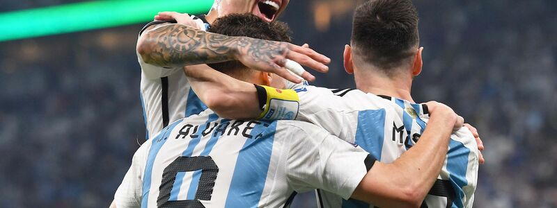 Argentiniens Enzo Fernandez (l-r), Julian Alvarez und Lionel Messi feiern das 2:0 für ihre Mannschaft. - Foto: Maximiliano Luna/telam/dpa