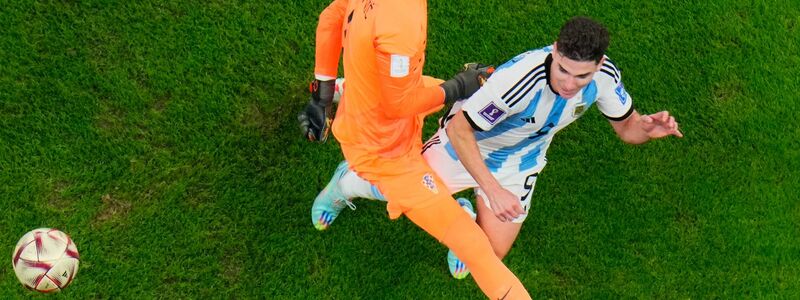 Kroatiens Torhüter Dominik Livakovic (l) foult im Strafraum den Argentinier Julian Alvarez. - Foto: Hassan Ammar/AP/dpa