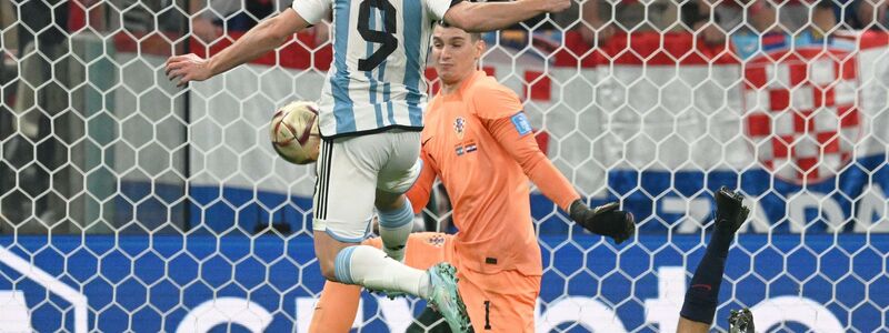 Argentiniens Julian Alvarez (9) erzielt das 2:0 gegen Kroatien. - Foto: Fernando Gens/telam/dpa