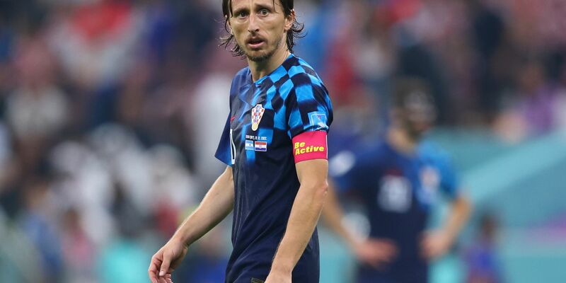 Kroatiens Luka Modric beißt nach der Siegerehrung in die Medaille und jubelt. In dieser Woche will der Real-Star die Nations League gewinnen. - Foto: Tom Weller/dpa