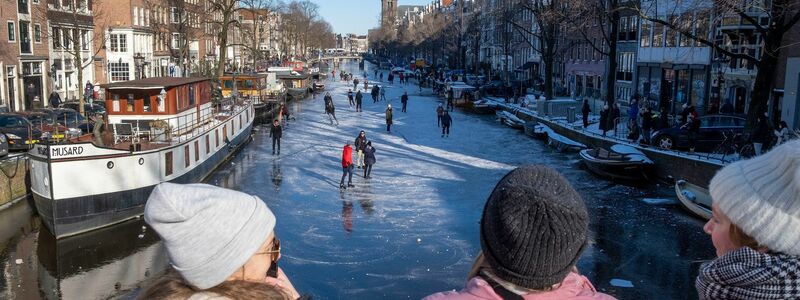 Dutzende von Schlittschuhläufern laufen auf der gefrorenen Oberfläche von Amsterdams historischem Prinsengracht-Kanal. - Foto: Patrick Post/AP/dpa