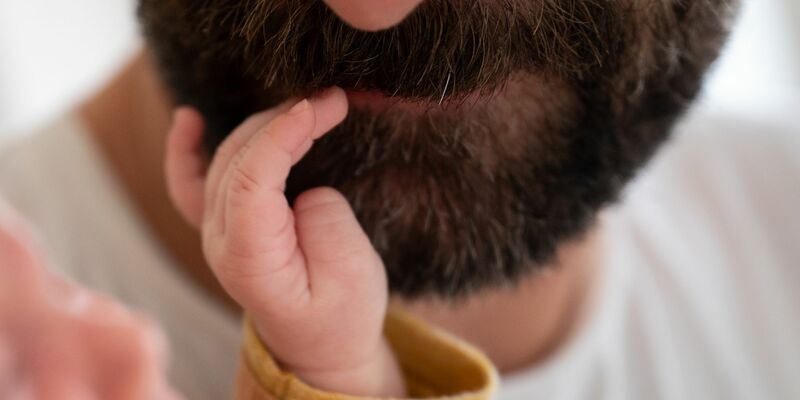 Nur rund jeder zehnte Vater beansprucht längere Elternzeit. - Foto: Sebastian Gollnow/dpa/Symbolbild