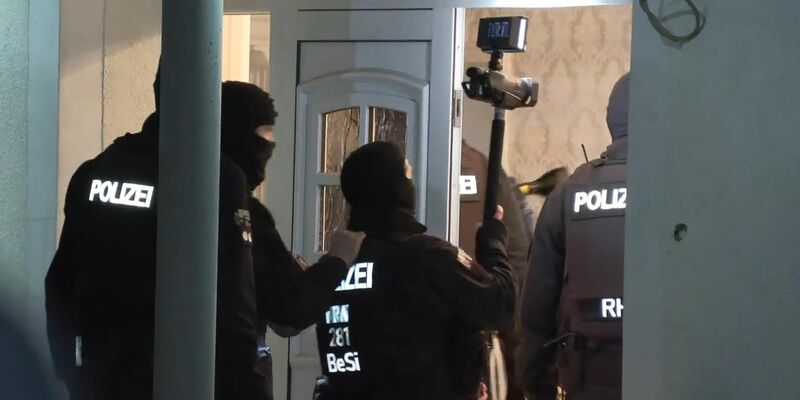 Insgesamt waren bei dem Einsatz mehr als 1000 Beamte der Bundespolizei und der Staatsanwaltschaft beteiligt. - Foto: Gianni Gattus/dpa