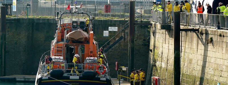 Ein Rettungsboot kehrt nach einer Rettungsaktion in den Hafen von Dover zurück. - Foto: Gareth Fuller/PA Wire/dpa