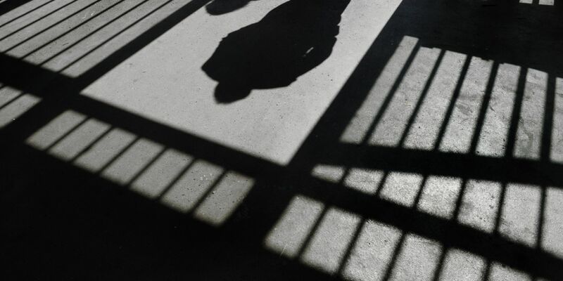 Nach Angaben der Sicherheitsorgane wird geprüft, ob der Ausbruch von außen koordiniert wurde (Symbolbild). - Foto: Felix Kästle/dpa