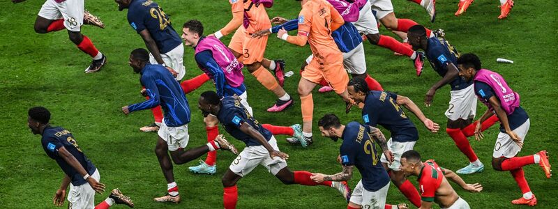 Frankreichs Spieler stürmen nach dem Sieg gegen Marokko zu ihren Fans. - Foto: Robert Michael/dpa
