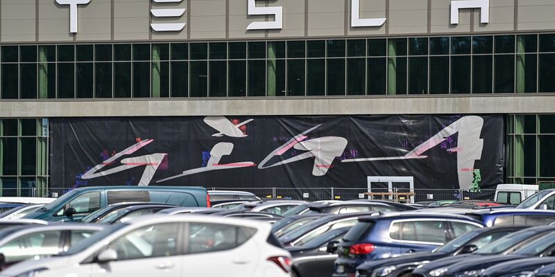 Die Investitionen von Tesla werden der ostdeutschen Wirtschaft nur einen begrenzten Schwung geben, glaubt das Ifo-Institut. - Foto: Patrick Pleul/dpa