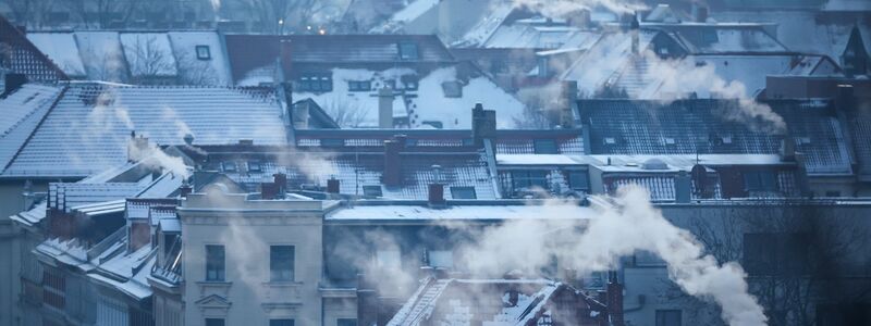 Qualm und Dampf steigt aus den Schornsteinen an einem kalten Wintermorgen in der Leipziger Südvorstadt auf. Auch in Sachsen sind die Temperaturen in der Nacht eisig kalt gewesen. - Foto: Jan Woitas/dpa