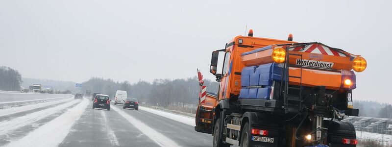 Ein Räum- und Streufahrzeug ist auf der Autobahn A7 zwischen Kiel und Hamburg unterwegs. - Foto: Christian Charisius/dpa