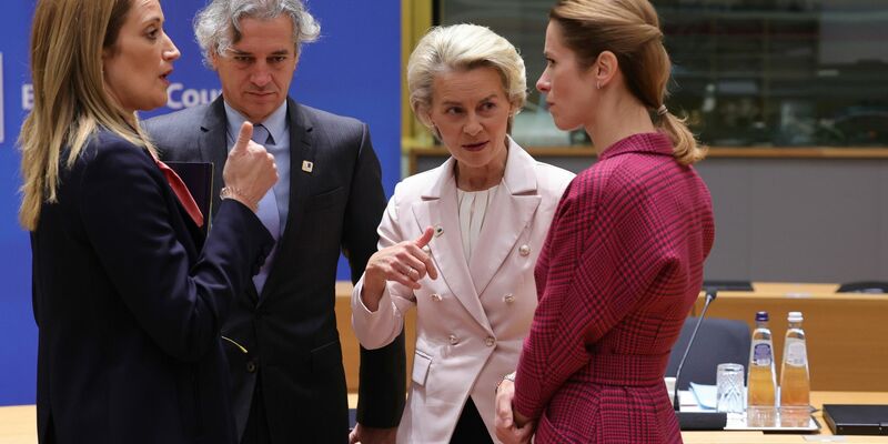 EU-Ratspräsident Charles Michel (l) spricht mit dem ungarischen Ministerpräsidenten Viktor Orban. - Foto: Olivier Matthys/AP/dpa