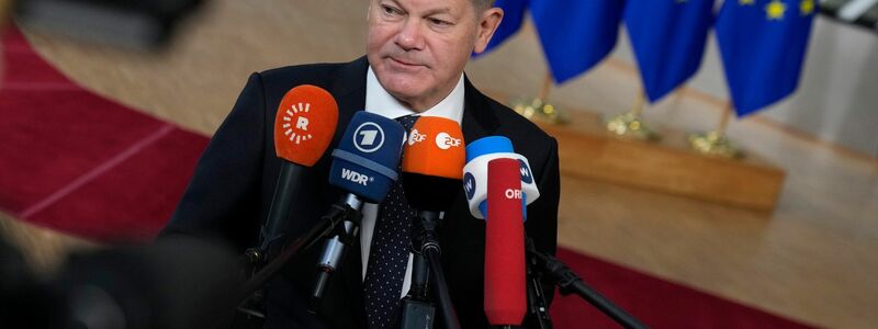 Bundeskanzler Olaf Scholz (SPD) spricht beim EU-Gipfeltreffen in Brüssel mit Medienvertretern. - Foto: Virginia Mayo/AP/dpa