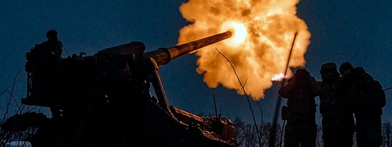 Ukrainische Soldaten feuern in Bachmut eine Haubitze auf russische Stellungen. - Foto: Libkos/AP/dpa