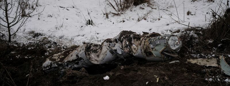 Die Überreste einer Rakete liegen am Straßenrand in Kiew. - Foto: Felipe Dana/AP/dpa