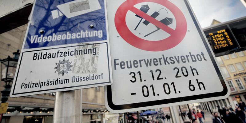 Hinweisschilder auf Videoüberwachung und Böllerverbot in Düsseldorf. - Foto: Martin Gerten/dpa