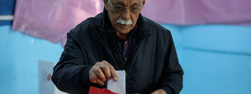 Ein Mann gibt seine Stimme in einer Wahlurne in einem Wahllokal in Tunis ab. - Foto: Khaled Nasraoui/dpa