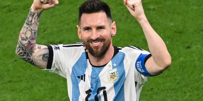 Die Skeletonis Hannah Neise und Christopher Grotheer feiern den WM-Sieg im Mixed. - Foto: Robert Michael/dpa