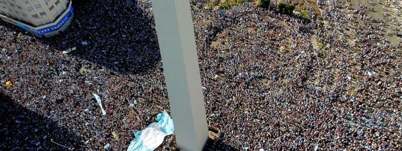 Feierwütige versammelten sich am Obelisken in Buenos Aires. - Foto: Fanchi Claudio/telam/dpa