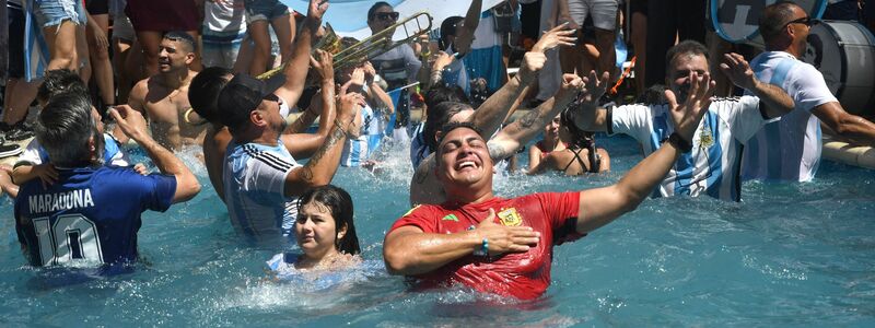 Fans feiern den WM-Sieg in einem ehemaligen Wohnsitz der Fußballlegende Maradona. - Foto: Camila Godoy/telam/dpa