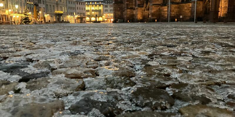 Der Münsterplatz in der Freiburger Altstadt ist wegen Glatteis gesperrt. - Foto: Thomas Reichelt/dpa