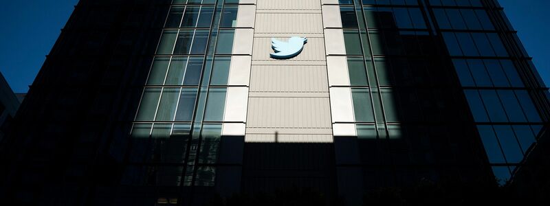 Ein Twitter-Logo hängt an der Fassade des Unternehmenssitzes in San Francisco. - Foto: Noah Berger/AP/dpa