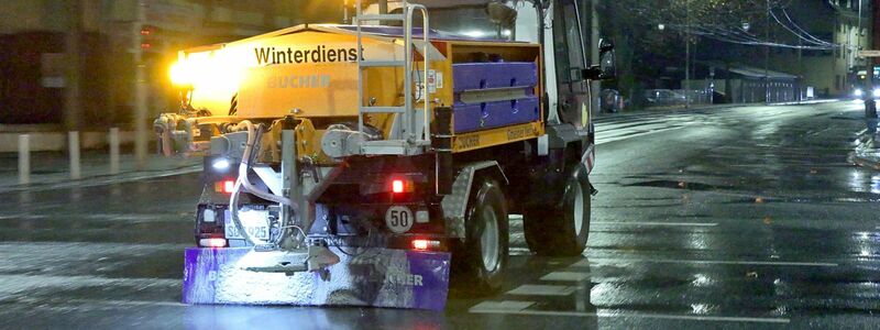Ein Streufahrzeug ist bei Glatteis in Solingen unterwegs. - Foto: Gianni Gattus/Blaulicht Aktuell Solingen/dpa