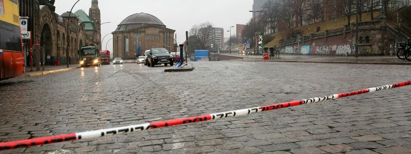 Glatteis-Alarm: Der Vorplatz an den Landungsbrücken in Hamburg ist  gesperrt. - Foto: Bodo Marks/dpa