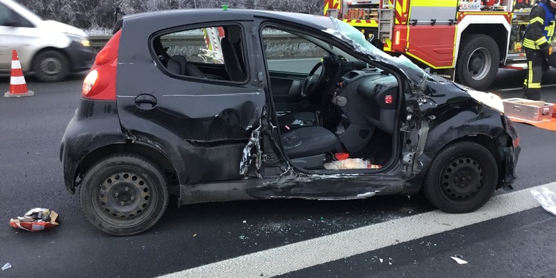FW Dresden: LKW-Brand auf der A4 - beide Fahrtrichtungen voll gesperrt - Foto: presseportal.de