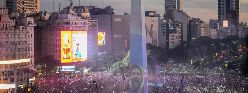 Das Gesicht von Lionel Messi wurde in Buenos Aires auf den Obelisken projiziert. - Foto: Matilde Campodonico/AP/dpa