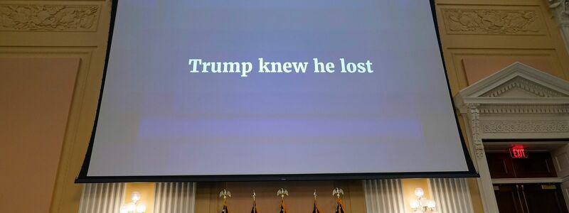 «Trump knew he lost» steht auf einer Leinwand während der Sonderausschuss des Repräsentantenhauses. - Foto: Jacquelyn Martin/AP/dpa