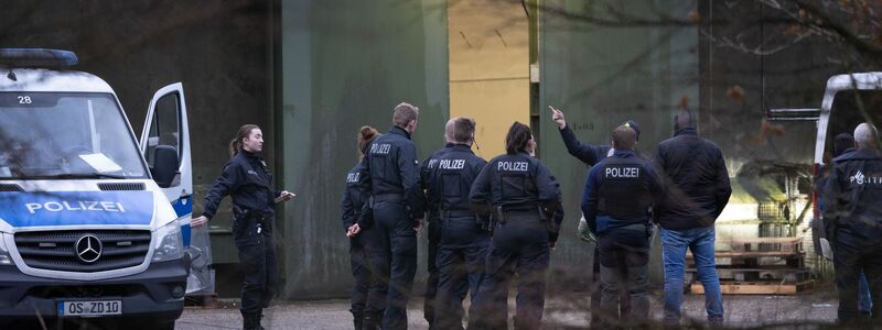 Polizisten vor einer Bunkeranlage in Bad Bentheim. Mit Durchsuchungen in der Grenzregion geht die Polizei gegen den Handel mit illegalen Feuerwerkskörpern vor. - Foto: Friso Gentsch/dpa